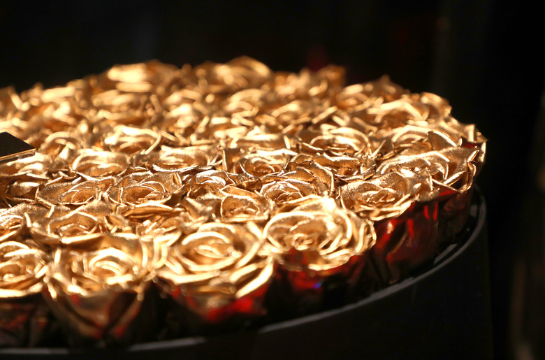 Gold-plated roses on a circular tray.