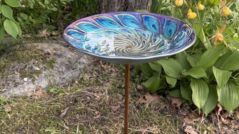 The VCUTEKA birdbath and feeder is set up outside.
