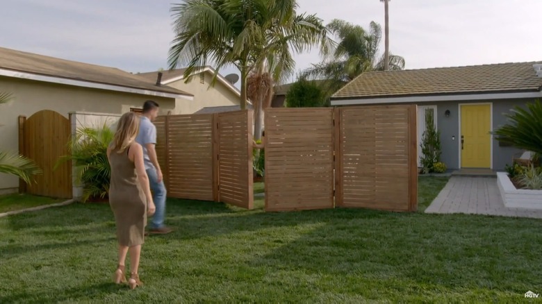 Jasmine Roth demonstrates to homeowners how their fence can close for privacy.